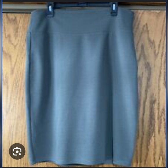 NWOT LulaRoe Solid Cassie Skirt Sz M - Picture 1 of 2